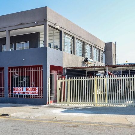 Sani Bonani Guest House Klerksdorp Exterior photo